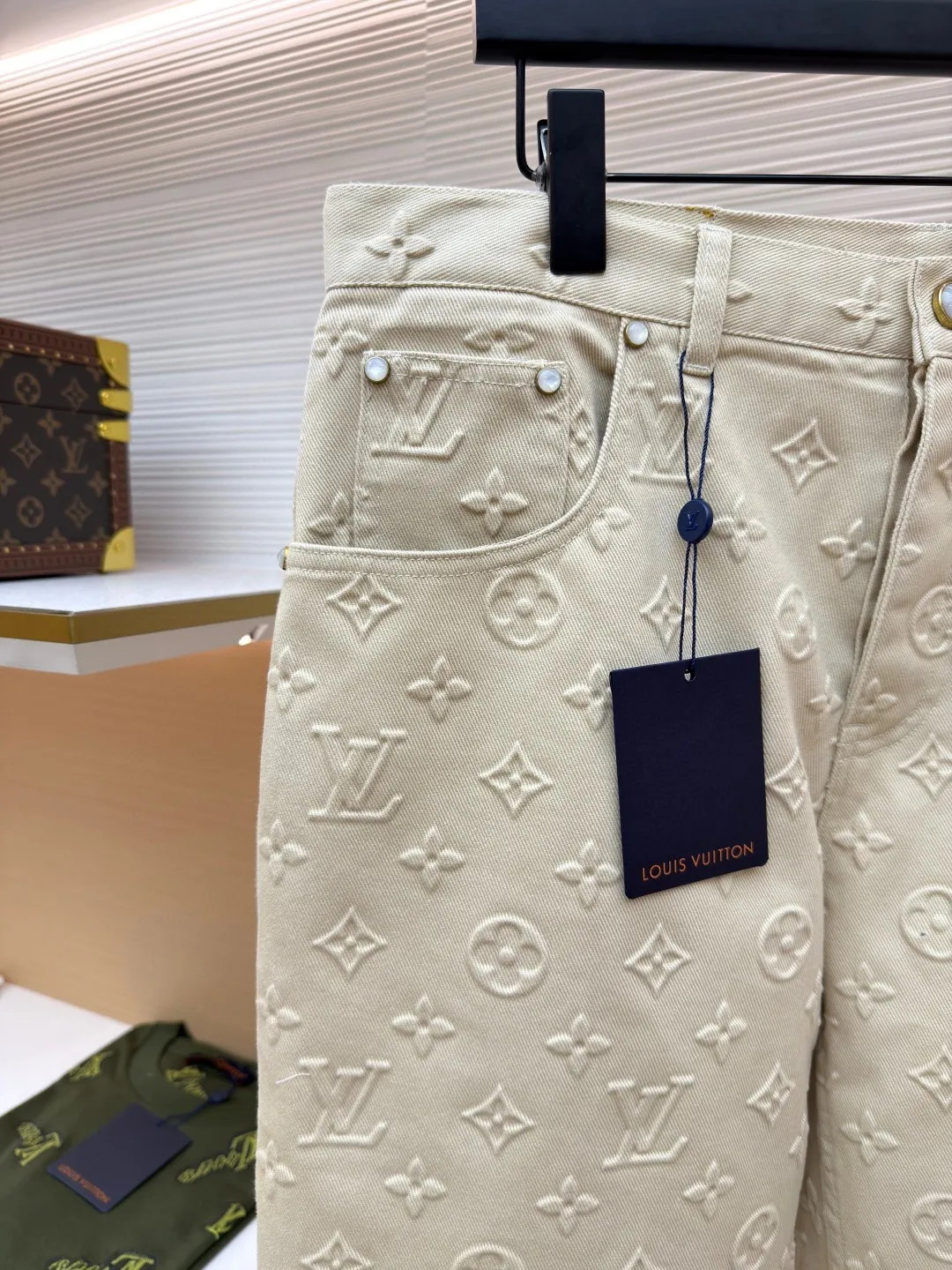 LOUIS VUITTON fully embossed denim trousers ●Original version: Purchased and developed by 16599 ●Item number: 1680985-B75 ●Fabric: Denim denim fabric ●Technology: embossed embossing ●Version: fitted version ●Weight: about 940 grams ●Size: S-M-L-XL ●Description: Made of customized denim fabric, monogram three-dimensional embossing all over, classic brand logo pattern on the front and back, brown brand embossed leather tag on the back waist, white engraved beaded buttons, and white beaded nails on the pockets. It can be matched with tops of the same season to create a fashionable look. Customized accessories, complete with three labels, same style for men and women!